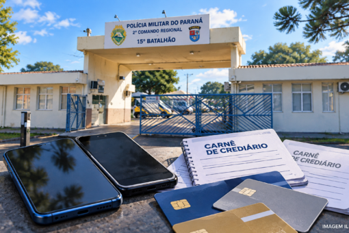 Ilustração gerada por IA sobre fraude no comércio de Rolândia, com a fachada do 15º BPM como
