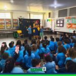 Escola Municipal Geralda Chaves Tiradentes recebe espetáculo infantil “O Grilo Cri-Cri Conta Contos”