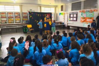 Escola Municipal Geralda Chaves Tiradentes recebe espetáculo infantil “O Grilo Cri-Cri Conta Contos”