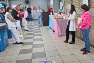 UBS do Parigot promove palestra do Outubro Rosa no supermercado Santa Lúcia