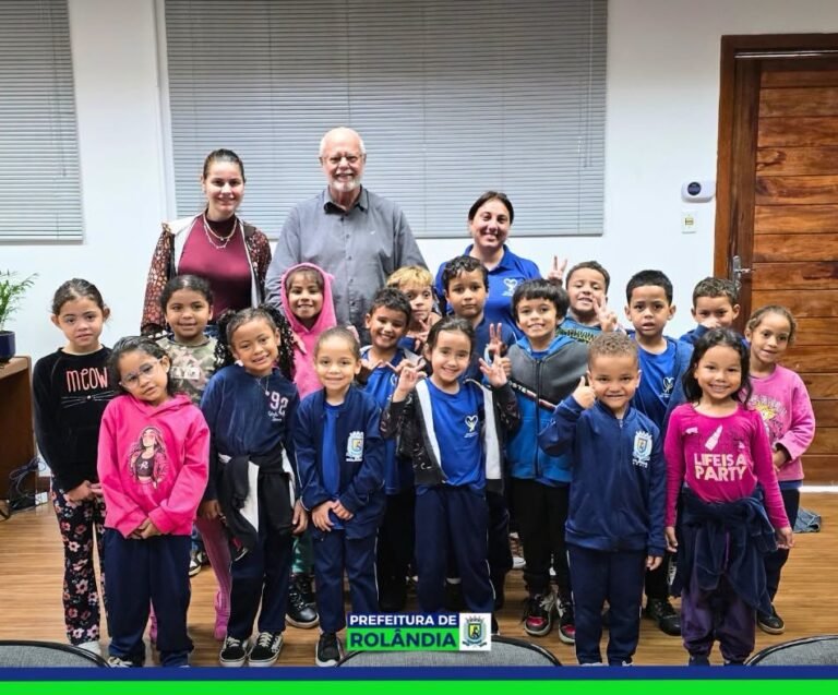 Alunos da Escola Municipal Professor Fábio Nogaroto visitam a Prefeitura de Rolândia